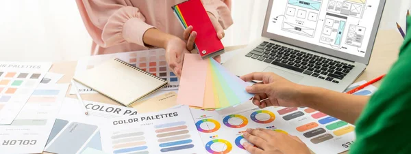 Zugeschnittenes Bild Des Innenarchitekten Wählt Farbe Aus Farbmustern Während Laptop — Stockfoto