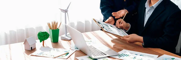 生态商务公司与企业集团召开会议 规划战略 讨论生态友好型和可再生能源产品的营销问题 绿色商业公司的概念 开拓性的 — 图库照片