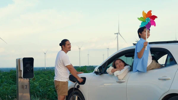 Concept Progressive Happy Family Enjoying Time Wind Farm Electric Vehicle — Stock Photo, Image