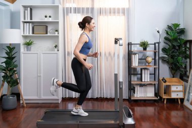 Evinde çalışan enerjik ve güçlü Asyalı kadın atletik yan bakış açısı. Formda fiziğin takibi ve ev çalışması ve eğitimle sağlıklı yaşam tarzına bağlılık. Kuvvetli