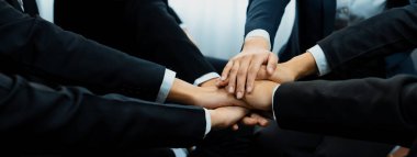 Ofis çalışanlarının el ele dizilmesi başarılı bir iş ortaklığı grubunu ve panoramik pankartta kamu işyerinde güçlü bir birlik takım çalışmasını sembolize ediyor. Kurnaz.