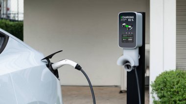 Elektrikli taşıt teknolojisi, EV araba aküsünün şarj edilmesi için konut istasyonunda kullanılıyor. Gelecekteki çevre için temiz ve sürdürülebilir enerji ile çevre dostu ulaşım. Panorama Senkronizasyonu
