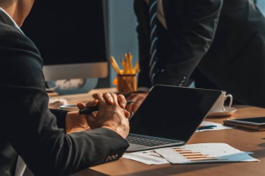 Zeki iş adamı ve iş kadını modern ofis içinde grup toplantılarında konuşuyorlar. İş ortaklığı stratejik planlama ve iş arkadaşlarının beyin fırtınası. Jivy