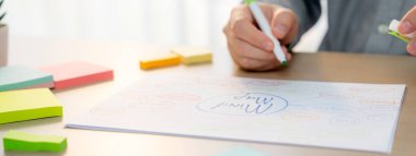 Yetenekli iş adamları zihin haritaları kullanarak pazarlama fikirleri üretiyor. Başarılı erkek girişim lideri masaya yapış yapış notlar serpiştirerek finansal plan hazırlıyor. - Yakın çekim. Eline odaklan. Değişik..