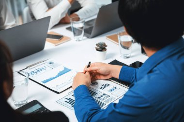 Analist ekibi toplantı odasındaki mali verileri analiz etmek için BI Fintech 'i kullanıyor. İş adamları, ticari öngörü ve stratejik pazarlama planlama için iş dünyası panelinin gücünü kağıt üzerinde analiz ediyor.