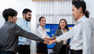 Çok ırklı ofis çalışanları el kitabı dayanışma, takım çalışması ve çeşitli toplumlara olan güveni gösteriyor. İş adamları iş dünyasının başarısı için sinerji ve el ele istifleme yoluyla bir araya gelirler. Uyum