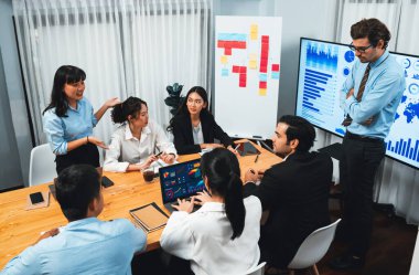 İş adamı, finansal rapor veri analizi veya pazar eğilimi gösterisiyle iş sunumunu şirketin gelecekteki yönetiminde stratejik planlama için büyük bir TV ekranında sundu. Habiliment