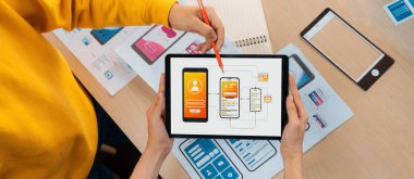 Başlangıçtaki UX geliştiricisinin panorama pankartı ya da şirket çalışanı tasarım kullanıcı arayüzü ya da mobil uygulama için UI prototipi ya da ofisteki tablet ekranında yazılım görüntüsü olan web sitesi yazılımı. Sinerjik