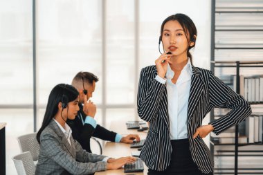 Ofiste çalışan kulaklık takan işadamları uzak müşteri ya da meslektaşlarını desteklemek için çalışıyorlar. Çağrı merkezi, tele pazarlama, müşteri destek acentesi telefon görüşmesinde hizmet sağlıyor. Jivy