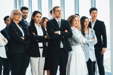 Başarılı iş adamları, işçi toplumunun güçlü ilişkilerini göstermek için bir arada duruyorlar. Modern ofiste güçlü bir takım çalışması sergileyen bir iş adamı ve iş kadını ekibi. Jivy