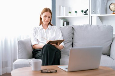 Klinikteki psikolog kadın. Profesyonel portresi. Dostane gülümsemesiyle hastayı psikoloğa davet ediyor. Tecrübeli ve kendine güvenen psikolog son derece uzmandır.