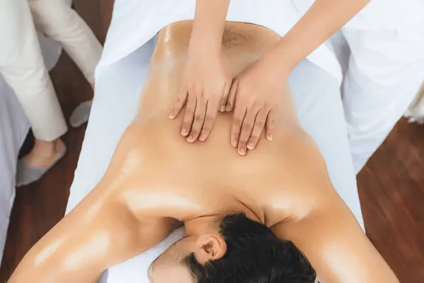 Top Vista Homem Cliente Desfrutando Relaxante Massagem Spa Stress Mimos — Fotografia de Stock