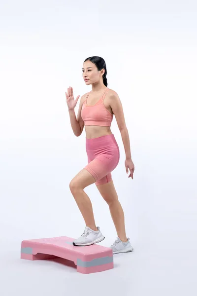 精力充沛的女人在演播室里做运动 有简短而独立的背景 有氧步法进行有氧运动 年轻的亚洲女运动员的机敏和耐力训练课程理念 — 图库照片