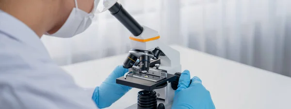 Investigador Laboratorio Desarrollar Nueva Medicina Cura Con Microscopio Avance Tecnológico —  Fotos de Stock