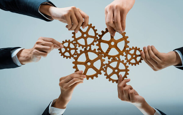 Бизнес-команда, объединяющая руль в круге, символизирует успешную группу бизнес-партнерства и сильное единство коллективной работы в коллективе на рабочем месте с продуктивной эффективностью. Shrewd