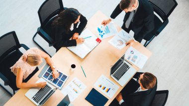 İş adamları grup toplantısı ofiste yukarıdan çekildi. İş kadınları, iş adamları ve ofis çalışanları toplantı masasında proje planlama belgeleriyle takım konferansında çalışıyorlar. Jivy