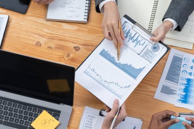 Analist ekibiyle düz görünüm çalışma alanı ahşap masası işletme stratejisi planlamak için BI gösterge paneli verilerini kullanın. İş adamları pazarlama göstergesi olarak FIntech 'in veri analizini kullanır. Uyum