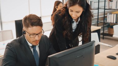 Ofiste çalışan kulaklık takan işadamları uzak müşteri ya da meslektaşlarını desteklemek için çalışıyorlar. Çağrı merkezi, tele pazarlama, müşteri destek acentesi telefon görüşmesinde hizmet sağlıyor. Jivy