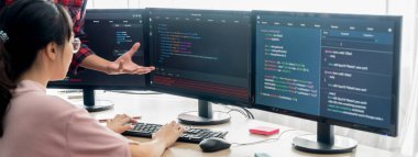Bir grup profesyonel web geliştiricisi veri analizi hakkında tartışırken bilgisayar ekranı modern ofiste bilgisayar kodlarını gösteriyor. Kapatın. Dijital mühendislik ve ağ geliştirme konsepti. Filizlenen.