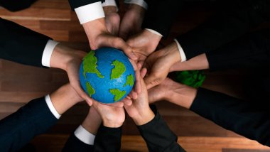 Üst düzey iş adamları, Dünya 'yı kurtarmak için CO2 salınımını azaltmak suretiyle çevresel koruma için ekolojik düzenlemeden yararlanmak amacıyla sinerjide bir arada tutuyorlar. Antika