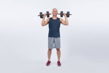 Vücut uzunluğundaki çekim aktif ve sportif son sınıf öğrencisi halter kaldırırken izole arka planda ağırlık çalışması yapıyor. Emekliler için sağlıklı aktif fizik ve vücut bakımı yaşam tarzı. Etki