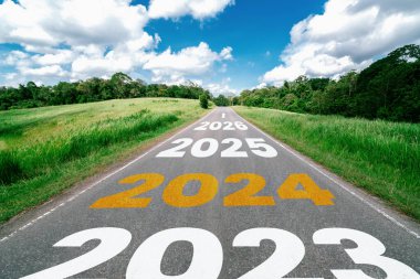 2024 yılbaşı seyahati ve gelecek vizyon konsepti. 2024 'ün başında saadet ve başarılı bir başlangıç için mutlu bir yeni yıl kutlamasına giden karayolu ile doğa manzarası .