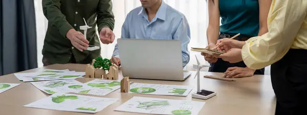 熟練したビジネスマンのクロップされたイメージは 木製ブロック 風車モデル 環境文書散在の会議テーブルでゼネラルマネージャーにエコフレンドリーな家プロジェクトを提示しました デリネーション — ストック写真