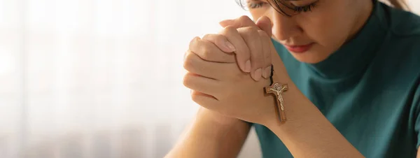 Young Beautiful Believer Prays Happiness While Holding Crucifix Concept Hope — Stock Photo, Image