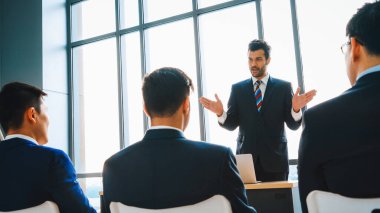 Bir grup iş adamı seminer konferansında toplanıyor. Seyirciler, çalışanların eğitim seanslarındaki eğitmenleri dinliyor. Uzman konuşmacı ile ofis çalışanları toplantısı. Jivy