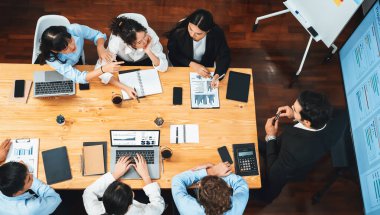 Toplantı odasında iş görüşmesi için geniş kapsamlı bir proje yöneticisi planlama programı, Gantt çizelgesi zaman çizelgesi programı TV 'de. Çok ırklı iş adamları ve modern proje yönetimi. Çok titiz.