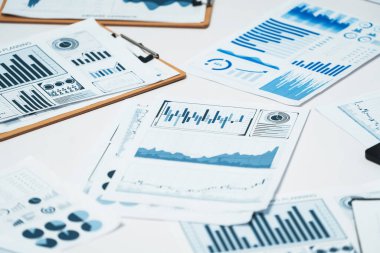 İş analitik pazarlama ve stratejik planlama için ofis masasında evrak işleriyle ilgili yığınla iş istihbaratı raporu veya BI finansal veri görselleştirmesi. Tedbirli