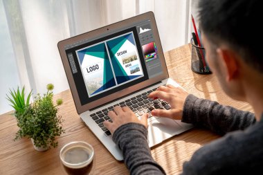 Web sayfasının modern tasarımı ve bilgisayar ekranında gösterilen ticari reklamlar için grafiksel tasarımcı yazılımı