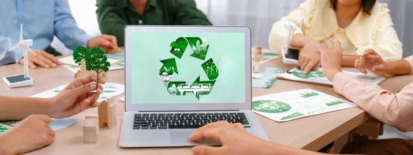 Znak Recyklingu Wyświetlany Zielonym Laptopie Biznesowym Podczas Gdy Zespół Biznesowy — Zdjęcie stockowe