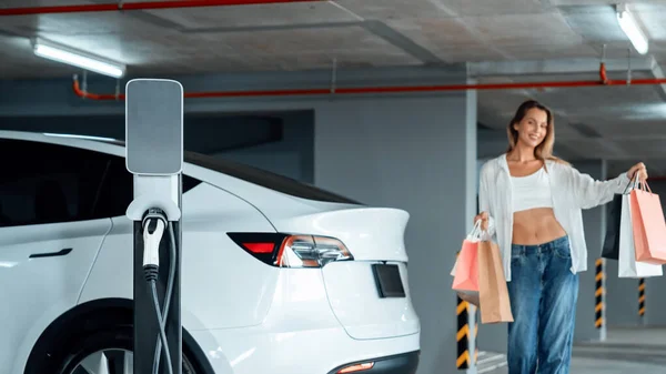 Genç Bir Kadın Elektrikli Arabasıyla Alışveriş Merkezinin Otoparkına Gidiyor Şehir — Stok fotoğraf
