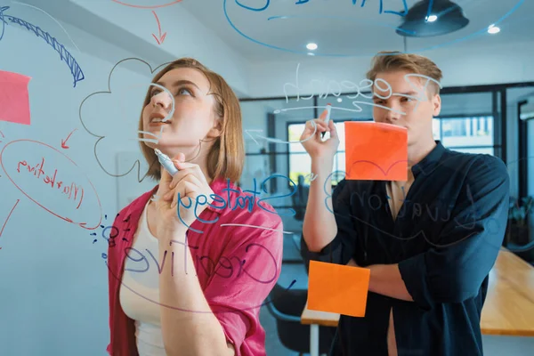 Een Paar Jonge Creatieve Starters Brainstormen Ideeën Lossen Problemen Door — Stockfoto