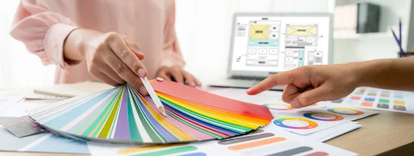 Обрезанное Изображение Дизайнера Интерьера Выбирает Цвет Цветных Образцов Время Ноутбук — стоковое фото