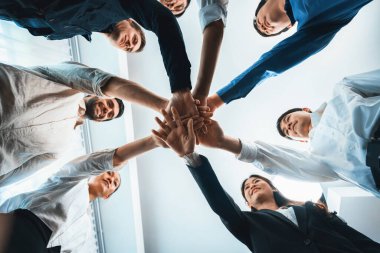 Alt görünüm, çeşitli ofis çalışanları ya da iş adamları tarafından yapılan spiral yuvarlak el, iş sinerjisini ya da güvenilir ortaklığı sembolize eder. İş yerinde birlik ve birlik. Tedbirli.