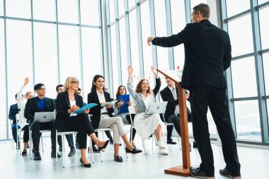 Bir grup iş adamı seminer konferansında toplanıyor. Seyirciler, çalışanların eğitim seanslarındaki eğitmenleri dinliyor. Uzman konuşmacı ile ofis çalışanları toplantısı. Jivy