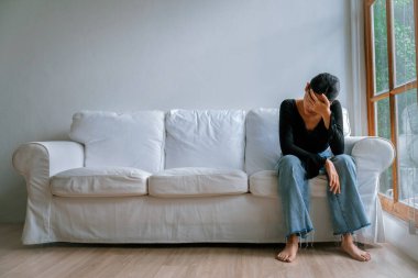 Depresyondaki zihinsel sağlık sorunu olan genç Asyalı kadın aşırı düşünme yorgunluğu, yıkıcı düşünce, asosyal, kaygı ve diğer akıl sağlığı bozukluklarından en yüksek tedaviye ihtiyaç duyuyor. .