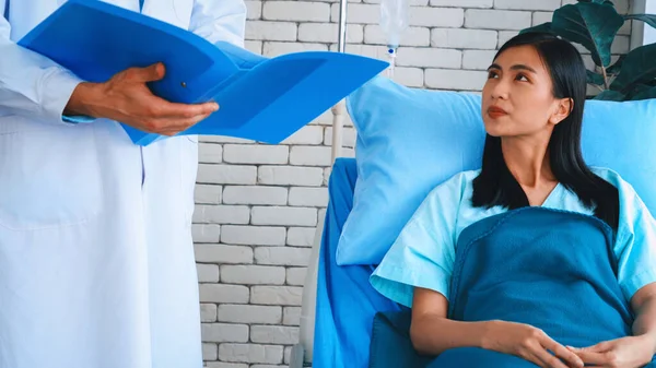 Profesyonel üniformalı doktor hastanedeki ya da klinikteki hastayı muayene ediyor. Sağlık, tıbbi ve doktor servis konsepti. Jivy