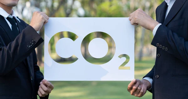 商界人士群策群力 就二氧化碳或碳排放促进绿色环境的环保意识运动 提出环保意念和概念 — 图库照片