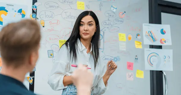 Retrato Empresária Caucasiana Confiante Respondendo Pergunta Enquanto Apresenta Plano Marketing — Fotografia de Stock