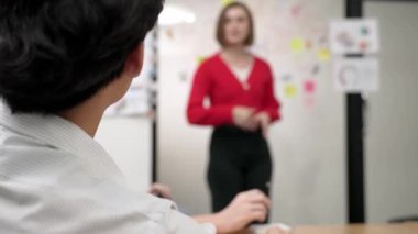 Akıllı yönetici yaratıcı iş toplantısında elini kaldırıyor ve soru soruyor. Bu arada genç beyaz, güzel iş kadını kendinden emin bir şekilde cevap veriyor. Takım çalışması, beyin fırtınası, tartışma. Tertemiz..