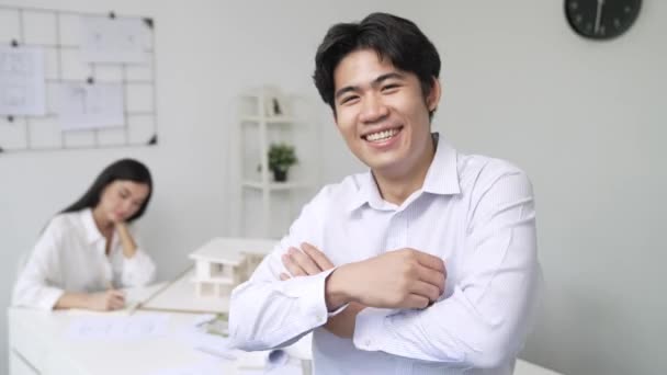 Profissional Asiático Homem Negócios Cruza Braços Com Confiante Enquanto Jovem — Vídeo de Stock