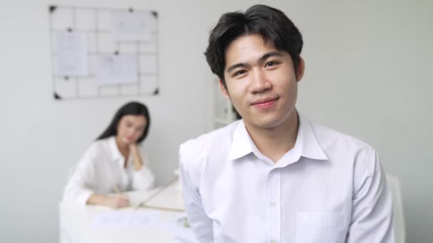 Professionel Asiatisk Forretningsmand Krydser Arme Med Selvsikker Mens Ung Smuk – Stock-video