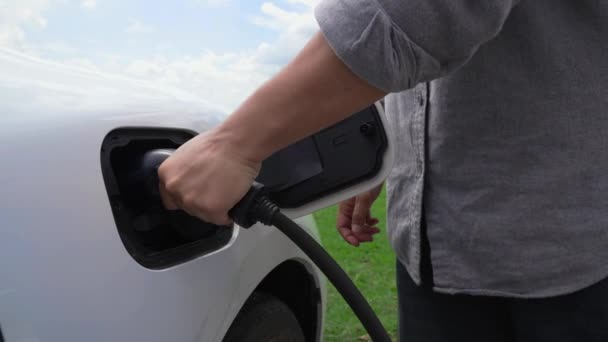 Ruční Vložte Smart Nabíječku Elektromobilu Přírodním Jezerním Pozadím Jako Ekologicky — Stock video