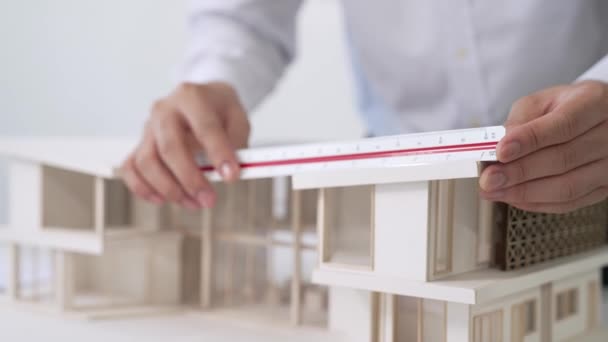 Arquiteto Masculino Profissional Usando Régua Para Medir Comprimento Modelo Casa — Vídeo de Stock