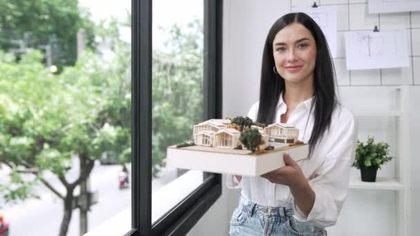 Vacker Ung Kaukasisk Arkitekt Visar Hus Modell Medan Stående Och — Stockvideo