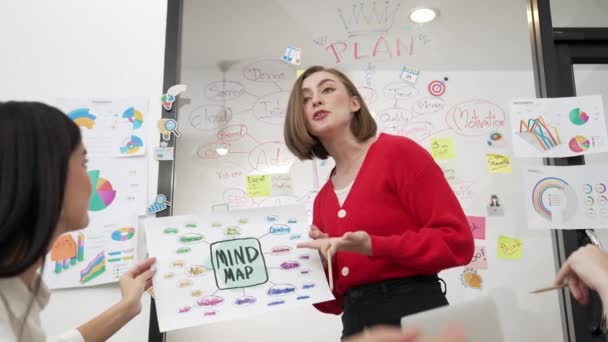 Profesyonel Genç Lider Toplantısında Arkadaşlarıyla Birlikte Onun Stratejisini Tartışan Beyin — Stok video