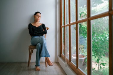 Depresyondaki zihinsel sağlık sorunu olan genç Asyalı kadın aşırı düşünme yorgunluğu, yıkıcı düşünce, asosyal, kaygı ve diğer akıl sağlığı bozukluklarından en yüksek tedaviye ihtiyaç duyuyor. .